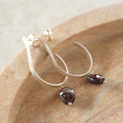 Attracted Granaat Verzilverde Oorbellen