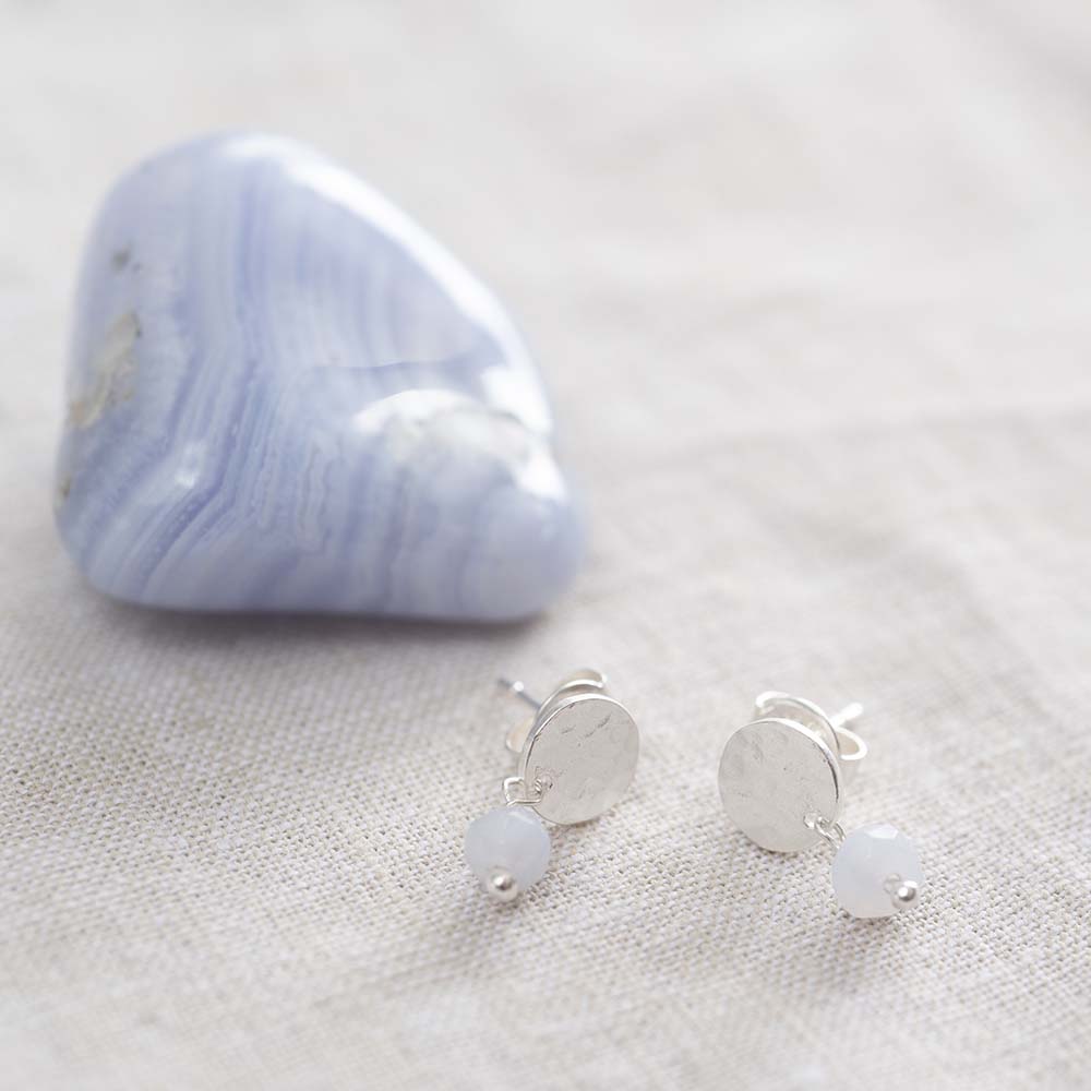 Mini Coin Blauer Spitzenachat versilberte Ohrringe