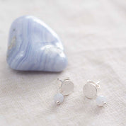 Mini Coin Blauer Spitzenachat versilberte Ohrringe
