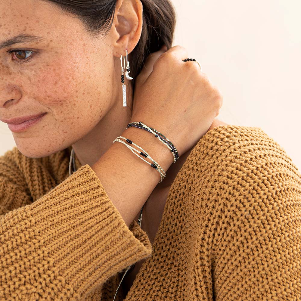 Shiny Zwarte Onyx Zilverkleurige Armband