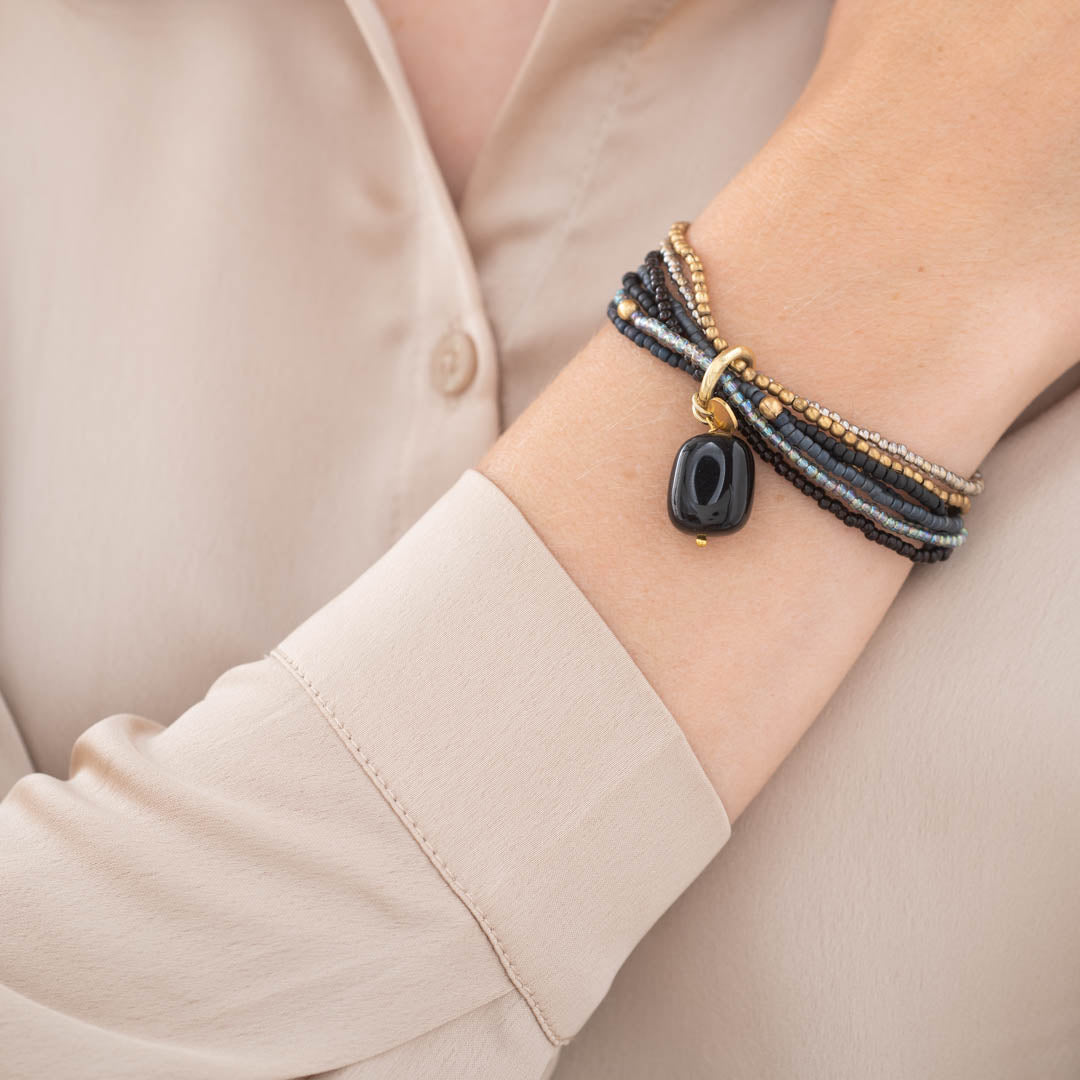 Nirmala Schwarzer Onyx vergoldetes Armband
