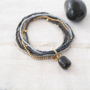 Nirmala Schwarzer Onyx vergoldetes Armband