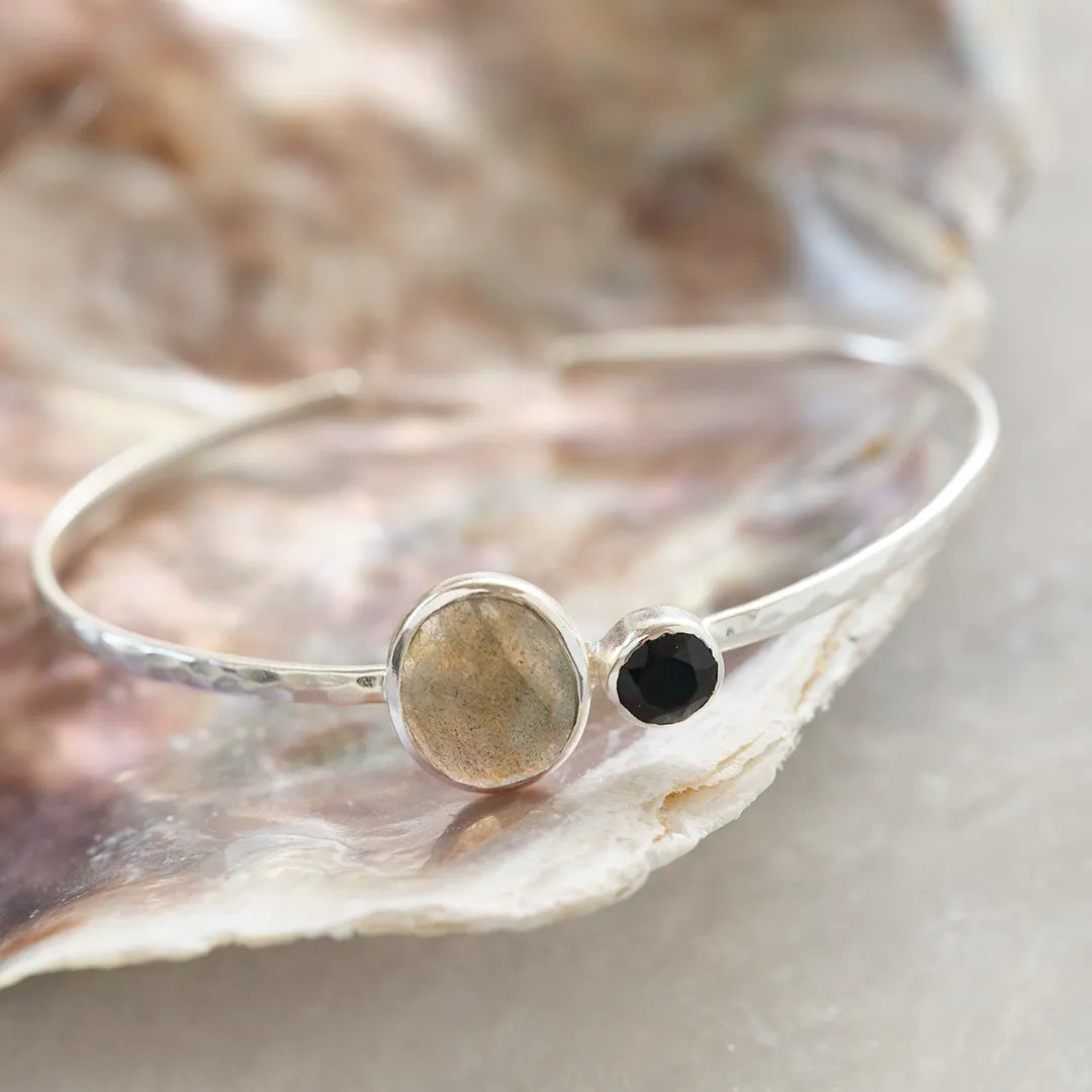 Memorable Labradoriet Zwarte Onyx Verzilverde Armband