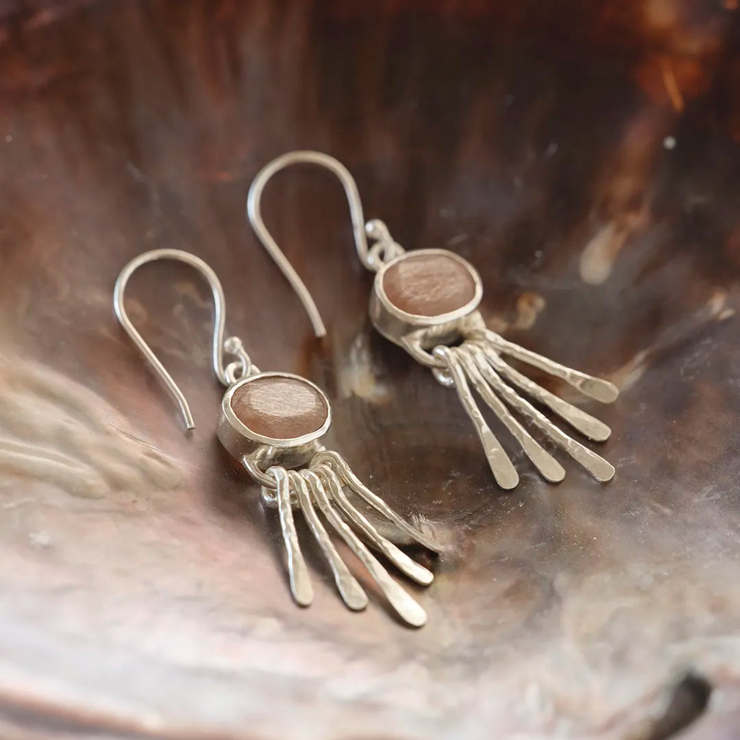 Praising Perzik Maansteen Verzilverde Oorbellen